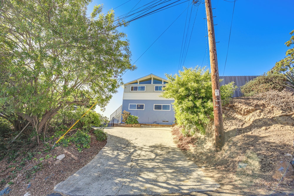 3 Mi to Balboa Park: Water-view Condo w/ Balcony
