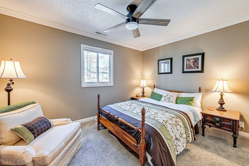 Lakefront Cabin Retreat w/ Dock in Robbinsville!