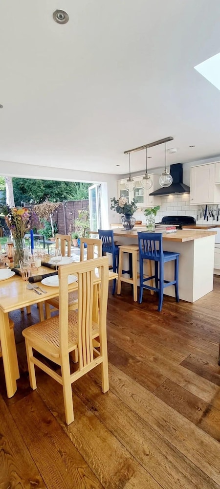 Stylish 3 Bedroom Townhouse in Brockley With Large Garden