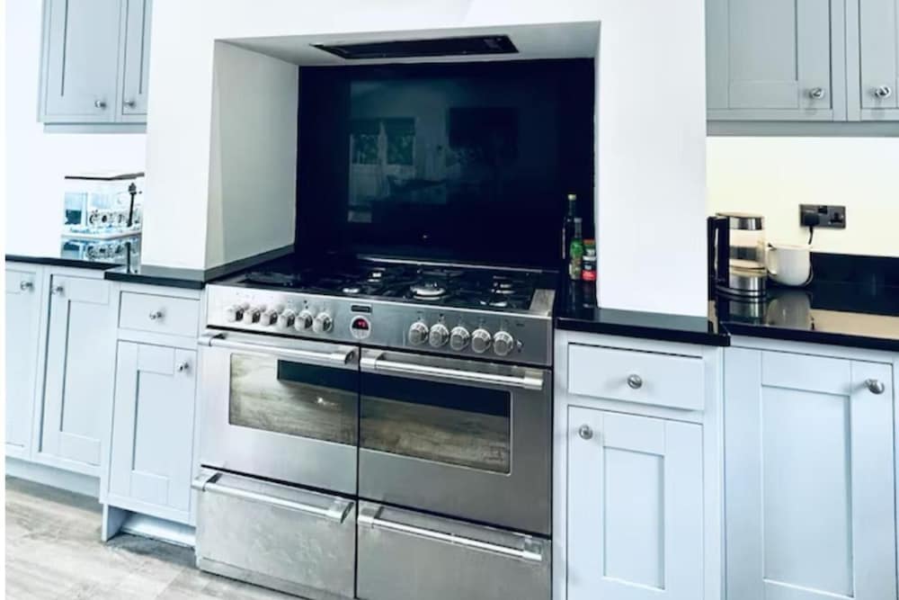 Lodge - Sleeps 18, pet Friendly & Free Parking