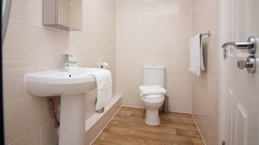 Stayzo Castle Point 18 Apartments - Premier Lodge