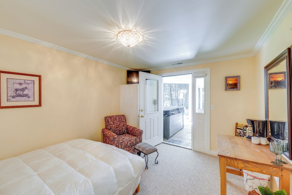 Walk to Happy's Inn & Lake Access: Libby Apartment