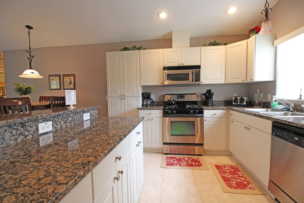 Golf , Walk To The Course 3 Bedroom Condo by RedAwning