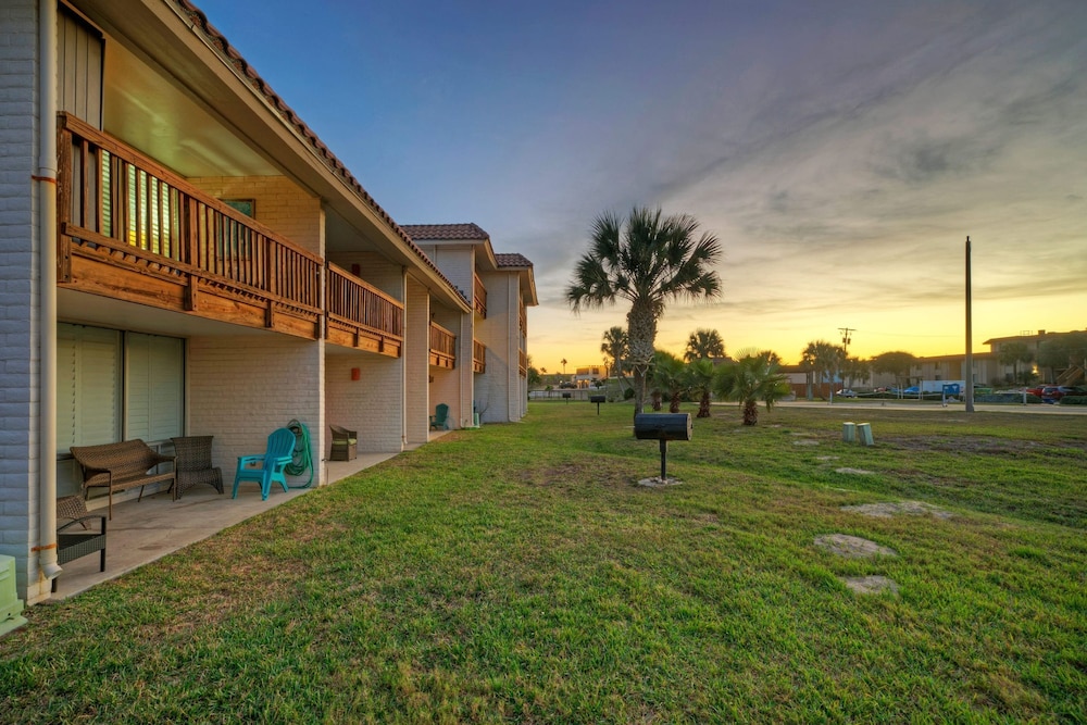 Pour Me a Vacation Mins to Beach Community Pool Tennis Court Private Balcony
