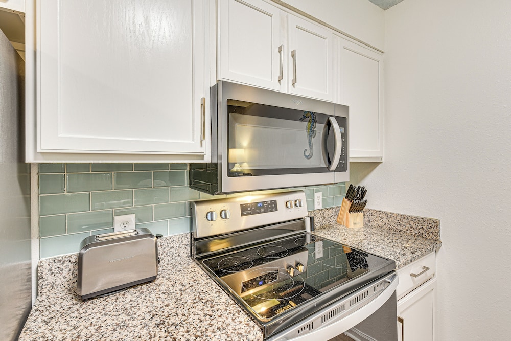 Community Outdoor Pool: Miramar Beach Condo!