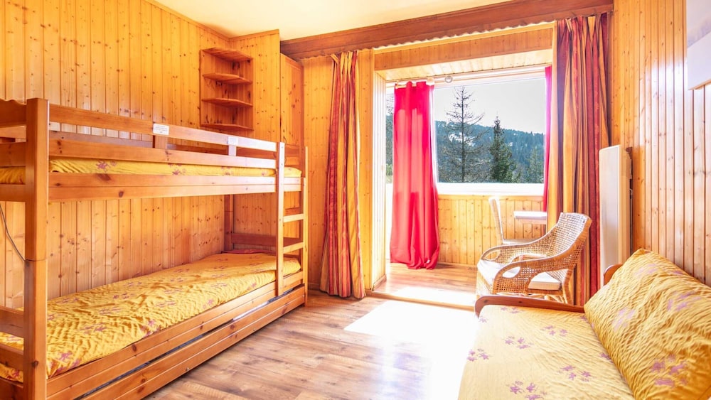 Alpine Comfort With Balcony Views