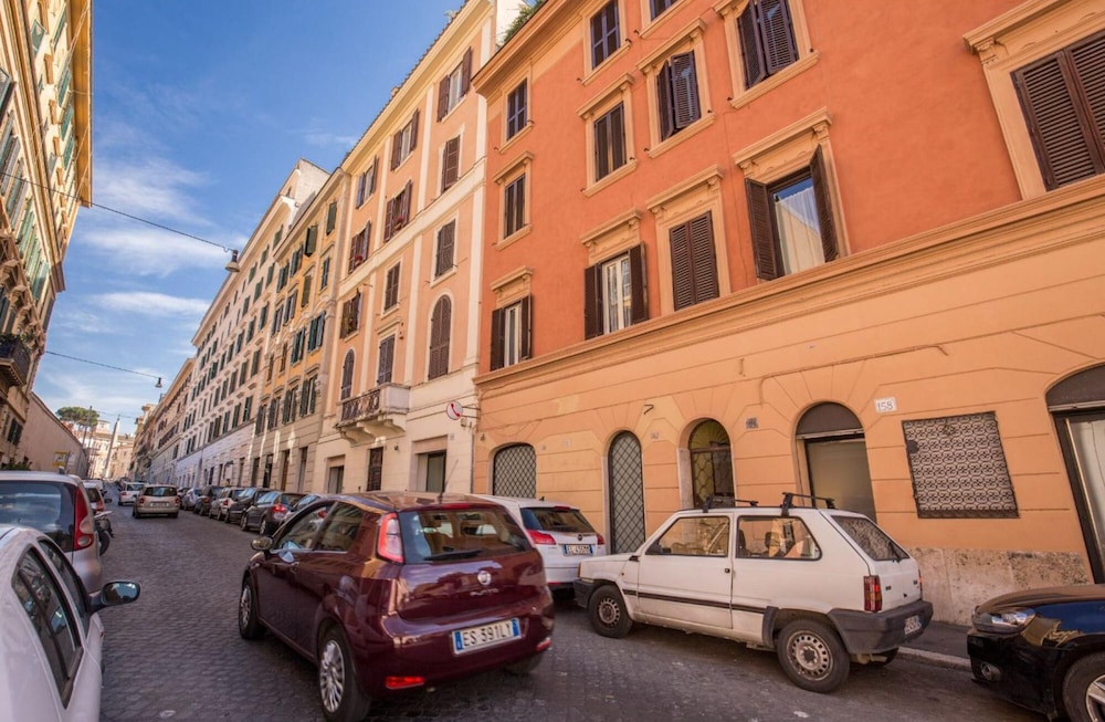 Colosseum 2BR Elegance and Charm