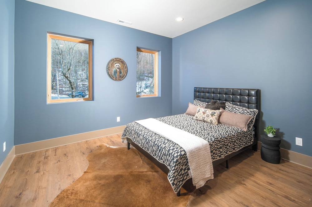2 Mi to Beech Mtn Resort! 8,000-sq-ft Luxe Escape