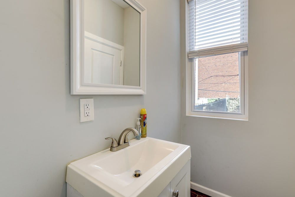 Private Backyard Jawn! Multi-level Philly Rowhouse