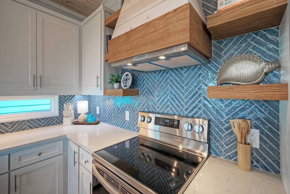 Deja Blue Coastal Retreat w/ Pool, Firepit, BBQ & Outdoor TV Lounge