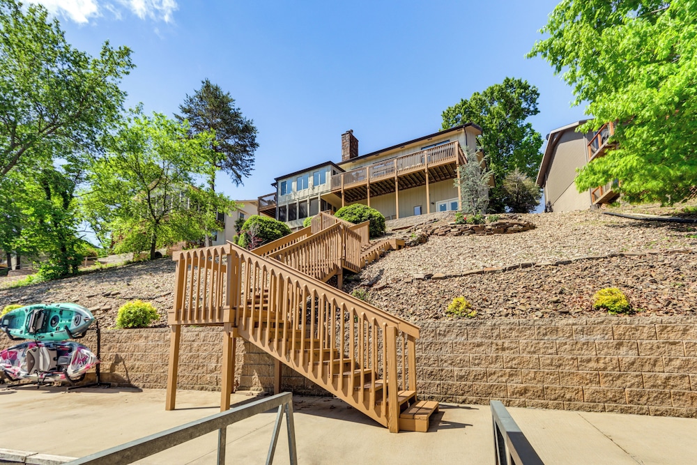 Swim & Boat Docks: Lakefront Gem in Bella Vista!