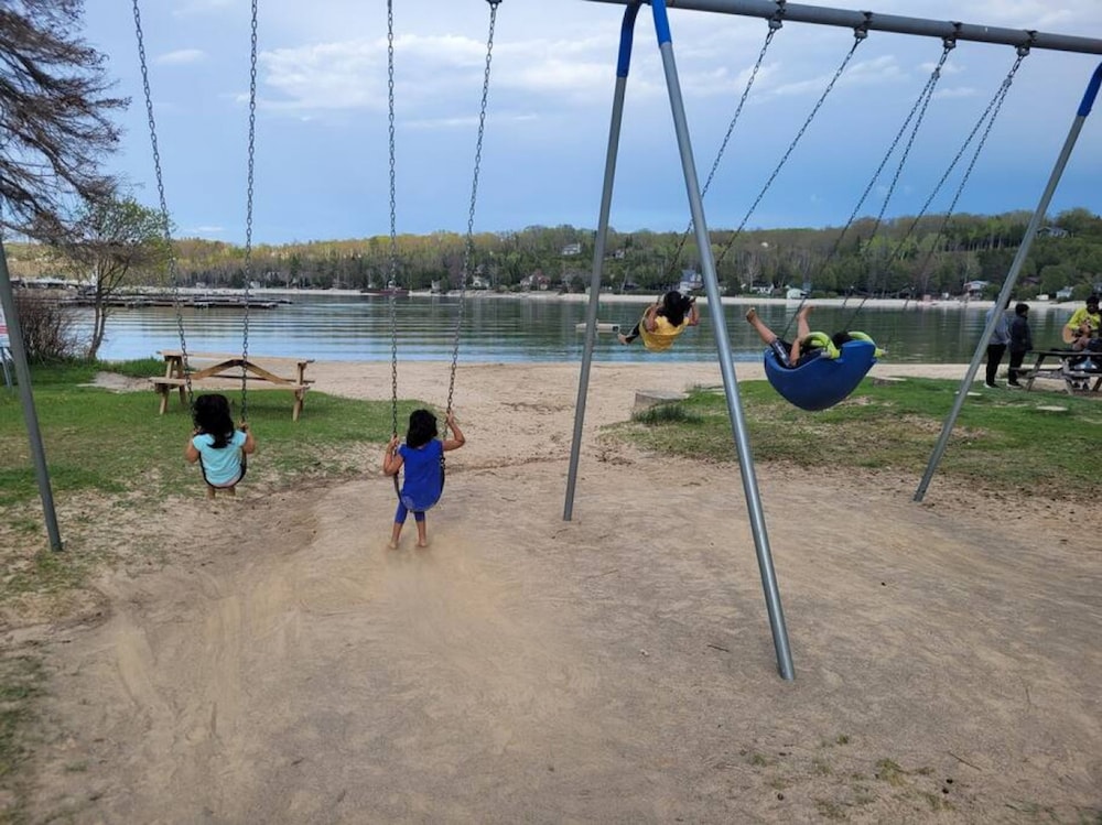 Family Friendly Cottage Walking Distance to Lions Head Beach