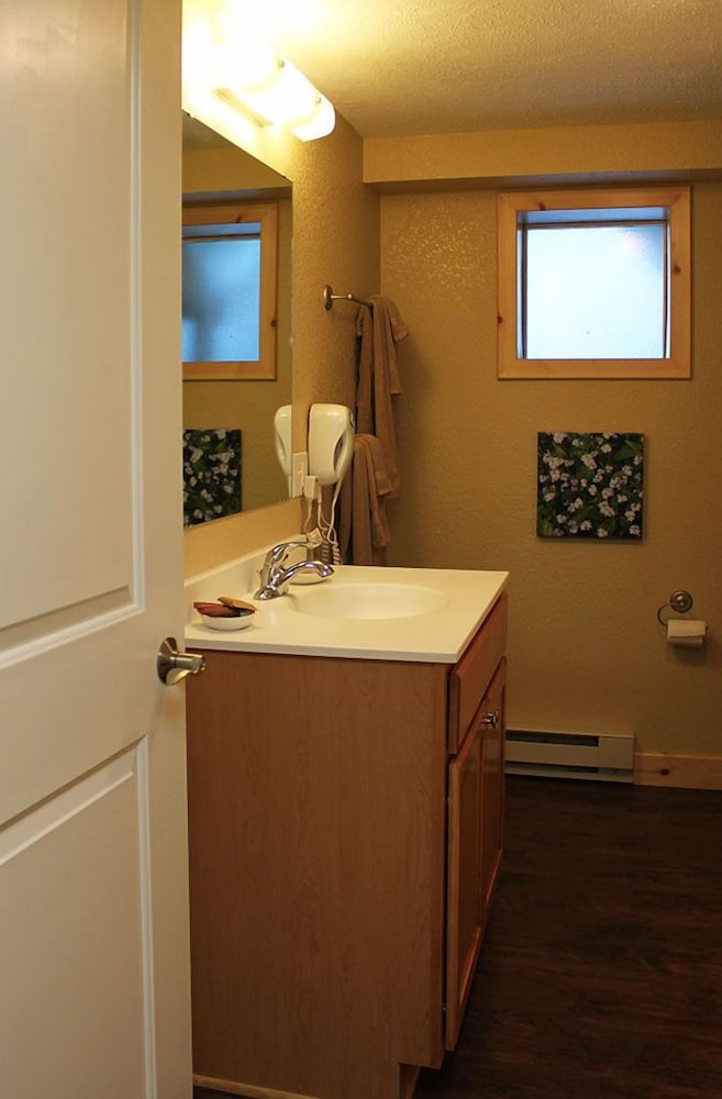 Tahquamenon Suites Lodging