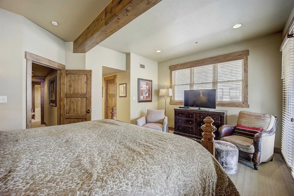 7 Condos, Ski-in/ski-out + Hot Tubs Sleeps 30 Mont Cervin by Avantstay