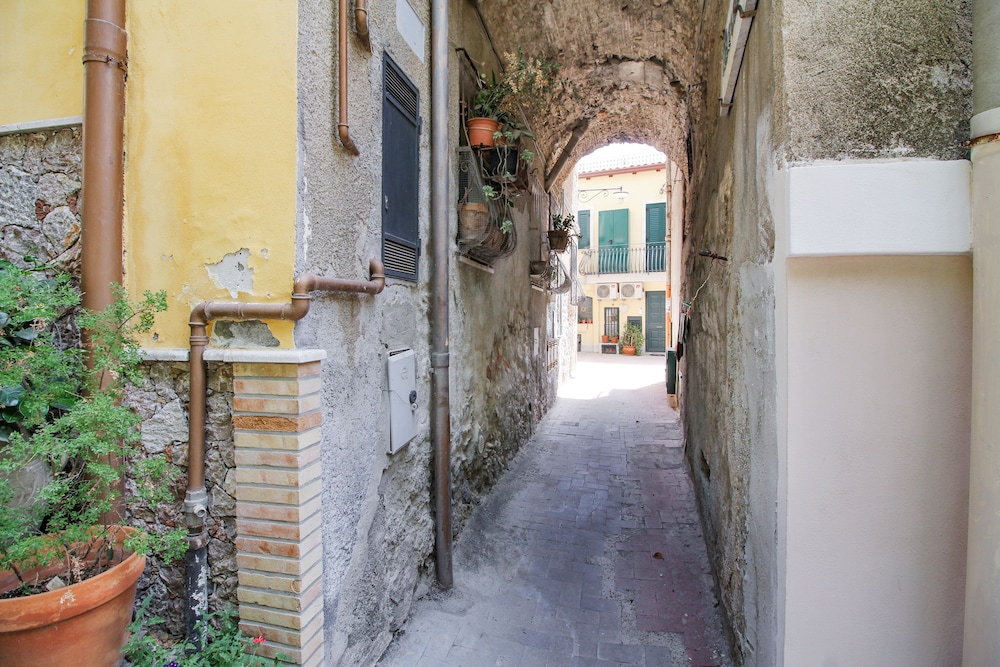Agatocle en Taormina — other