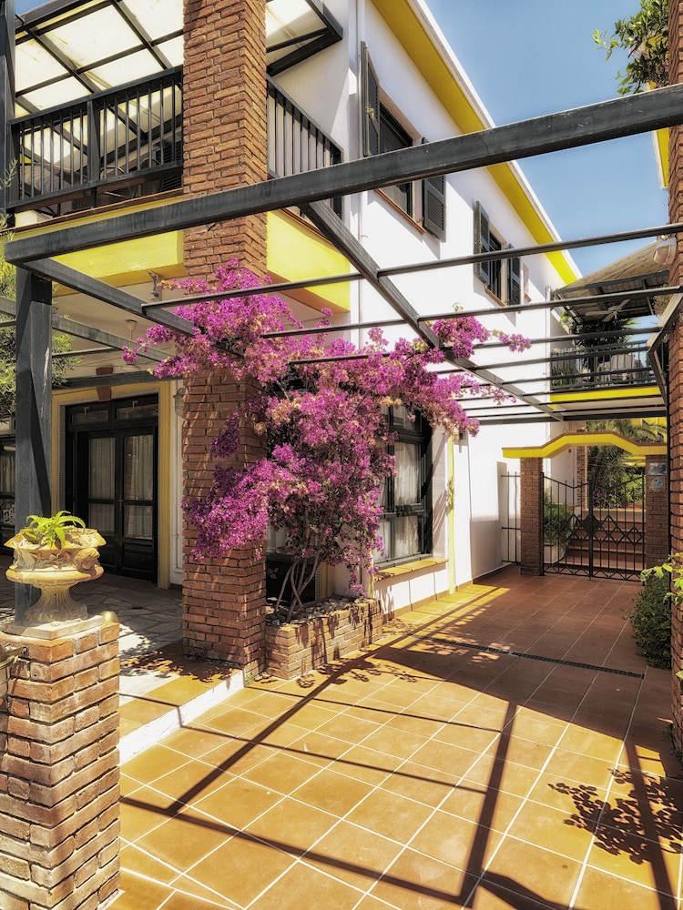 Elia Apartments