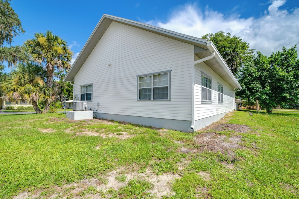 Explore Dtwn Crystal River: Walkable Duplex Unit