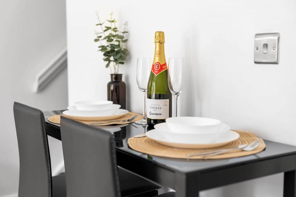 Cute Modern Mews Home in Oldbury