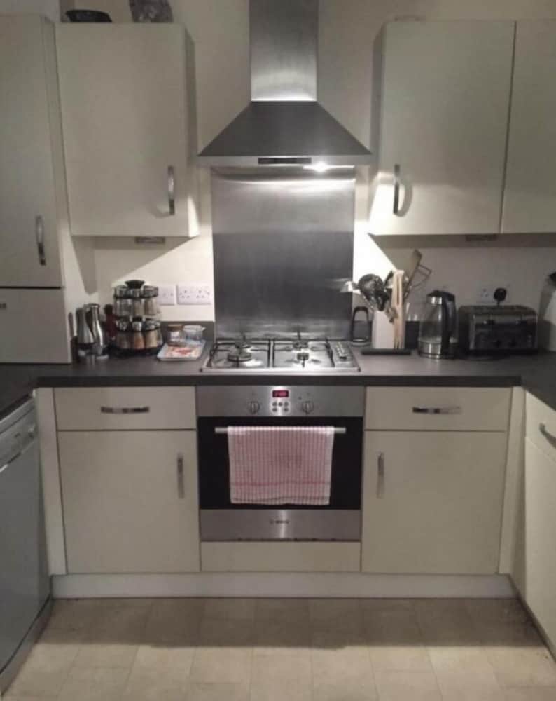 Immaculate 2-bed Apartment in Bury view 4