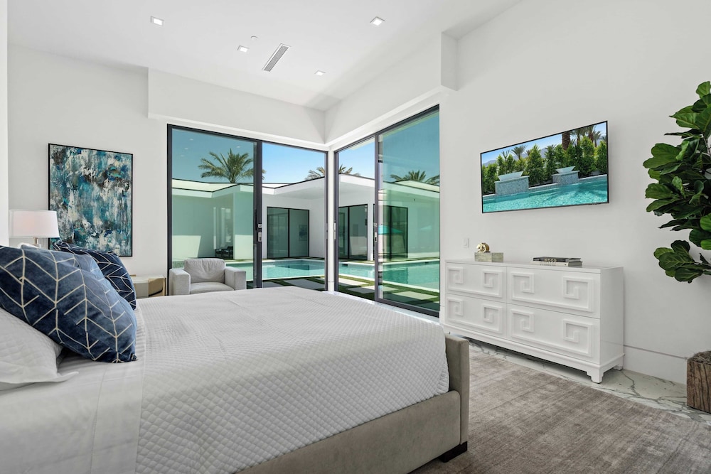 Sleeps 23 Pool, Hot Tub & Putting Green Minutes to Golf & Dining Bravo Villa #7 by Avantstay