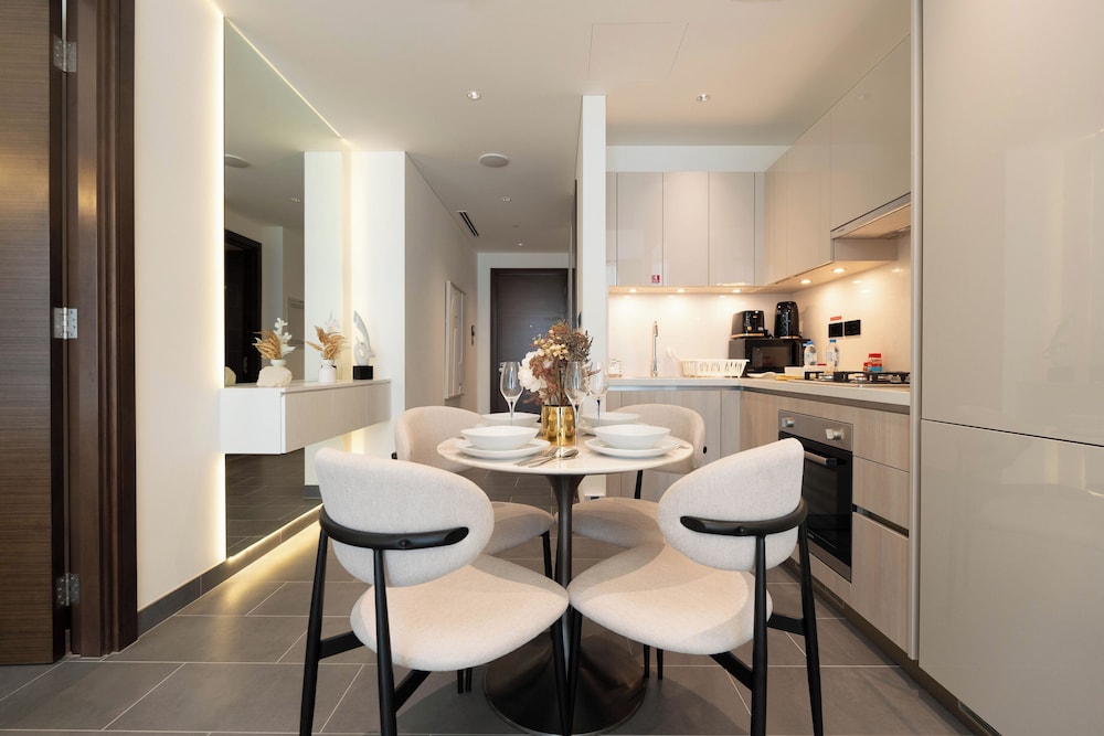 Premium 1BR Oasis - City Views & Pool