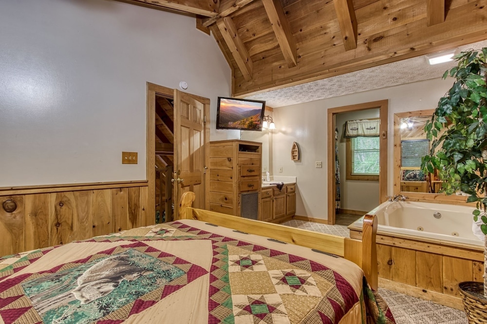 Er50 - Creekside - Great Location. Close To All The Action! 2 Bedroom Cabin by RedAwning view 5