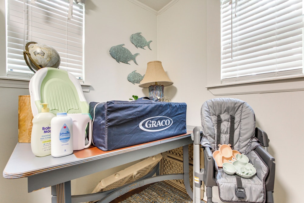 Walk to Beach, Gazebo w/ Hot Tub: Gulfport Gem!