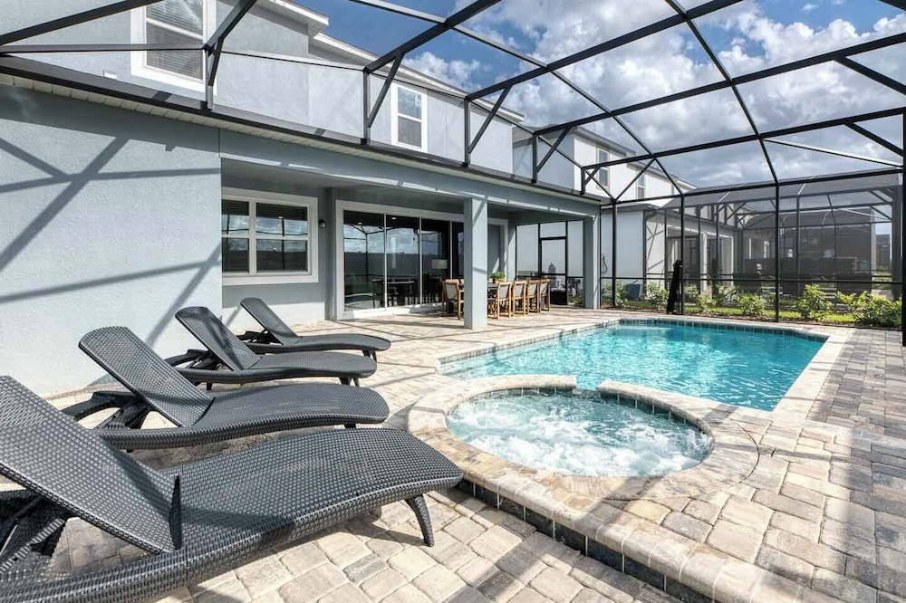 Spacious 9-bedroom Orlando vacation home