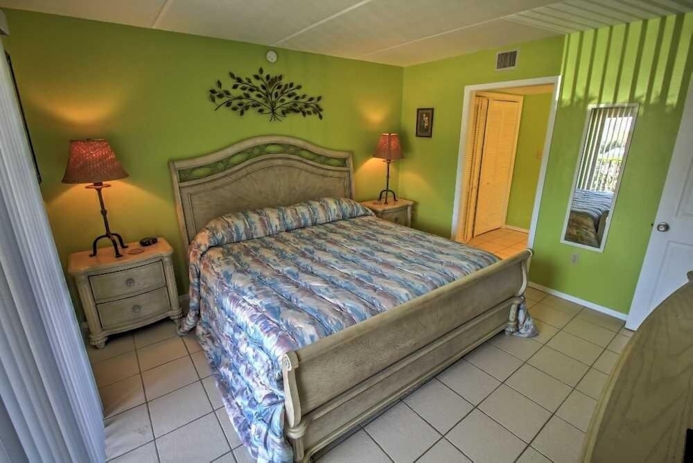 Beachview 105 Minium 2 Bedroom Condo by RedAwning view 5