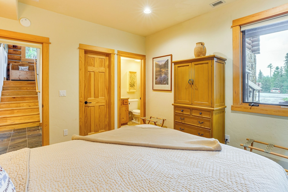 Stunning Views! Ski-in/out Mountain Village Cabin