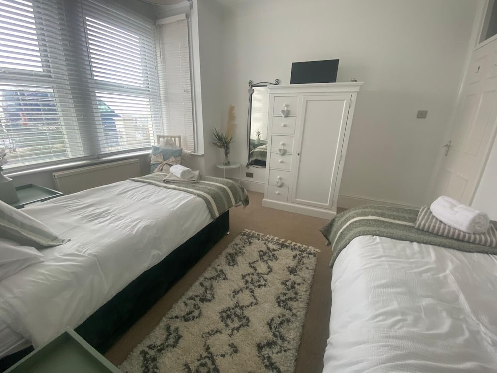Seaview 2 Bedroom House Sleeps 5 -pets Ok -wifi view 4