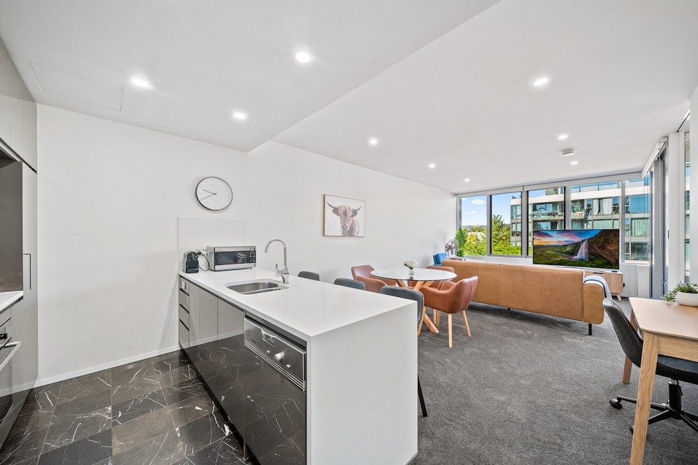 Stylish 1-bed Retreat Steps From Foreshore