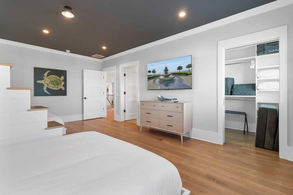 712 Ocean Blvd by Avantstay New Construction w/ Pool, Game Zone, Private Beach Access, and Oceanfront Views