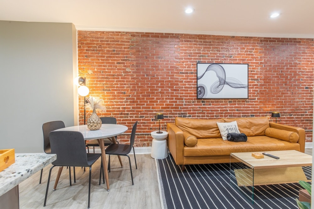 Baltimore's Home Away From Home 2 Bedroom Apts by Redawning - Property Image 7