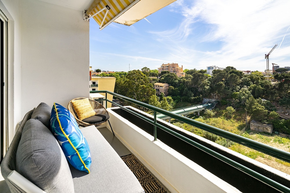Stylish Sunny Penthouse Near Cascais Center & Greenspace