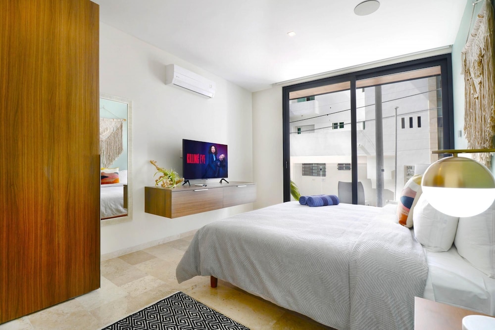 Central Modern 1 BR W Rooftop Pool and Ocean View view 4