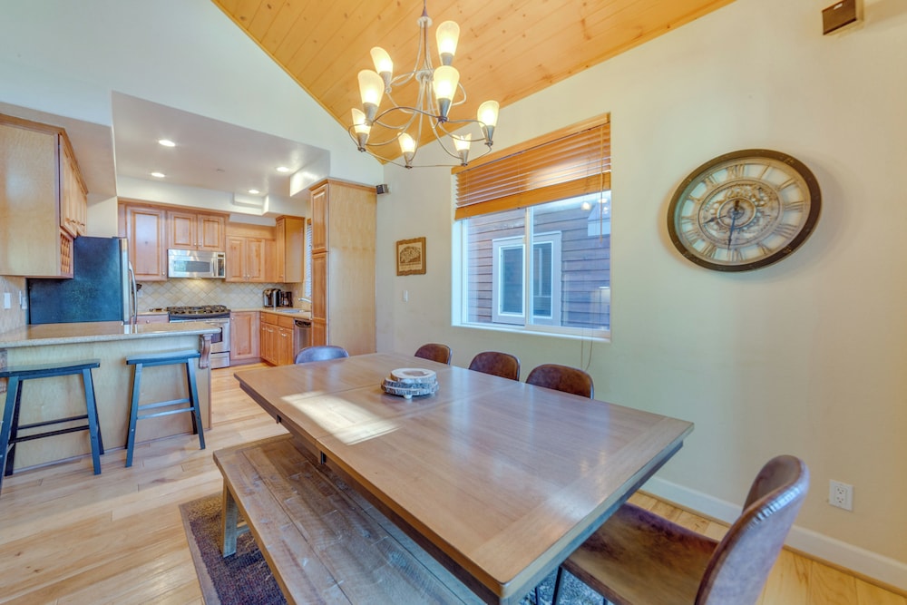 Central Townhome < 1 Mi to The Village at Mammoth!