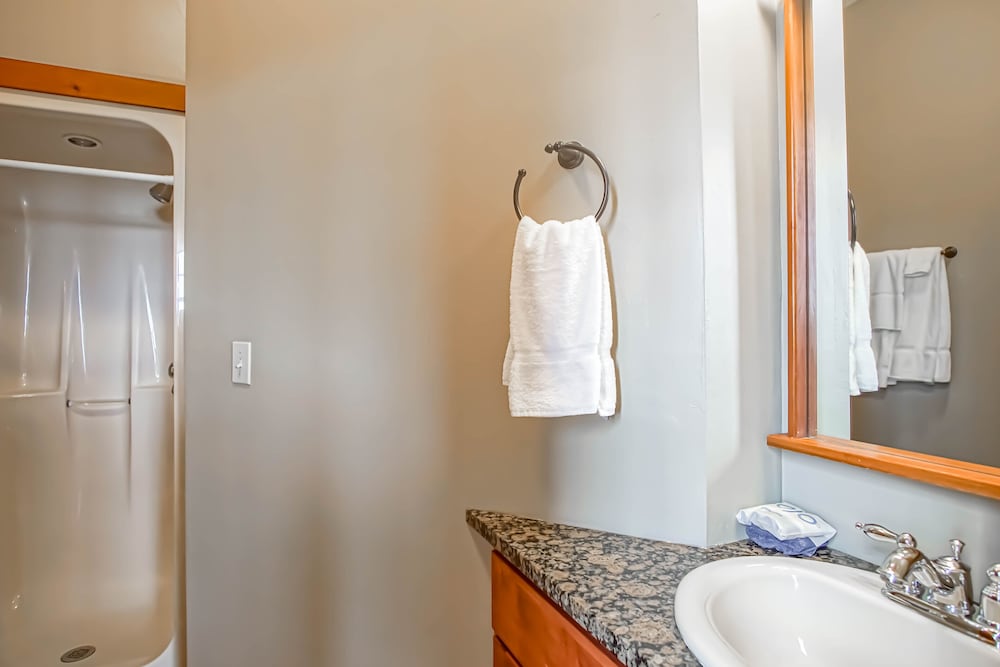 Shays Landing #6: 4 Bedrooms, 4.5 Bath: Pvt Hot Tub, Slope Side