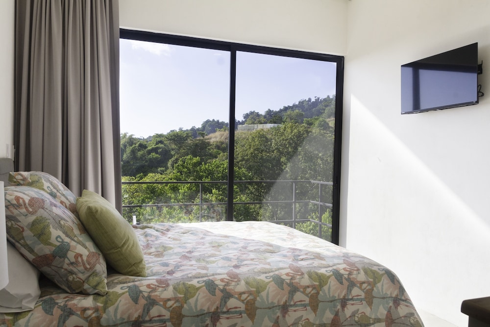Prime Hermosa: Ocean View Villa w/ Infinity Pool by RedAwning