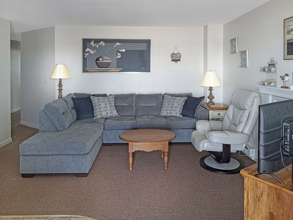 Sea Breeze - W007 Wonderful Beachfront Property For The Whole Family 2 Bedroom Home by RedAwning - Property Image 13