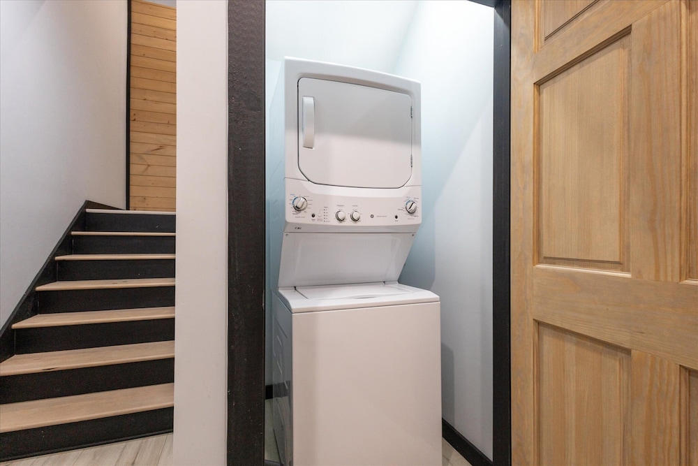 New Cabin w Indoor Swim Spa Hot Tub Gameroom