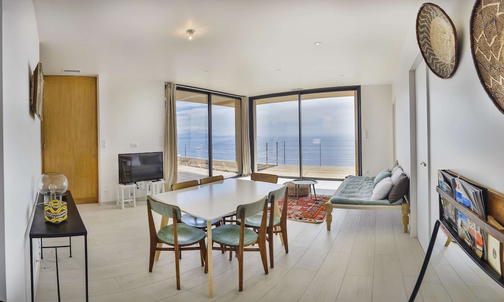 Luxurious Architect-designed Property Pool sea View