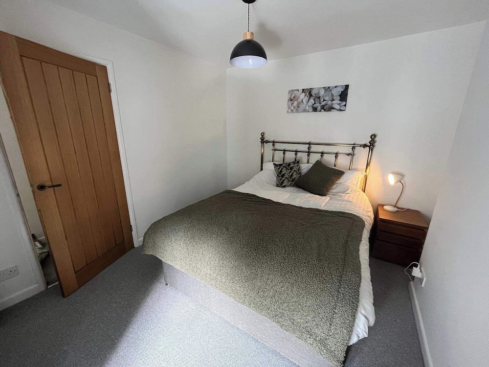 Charming 3-bed Cottage - Private Garden & Parking