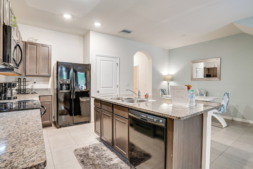 Modern Family Townhome w/ Patio in Riverview!