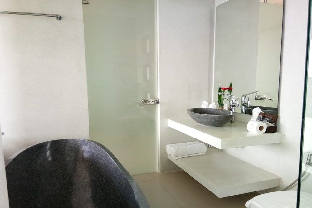 6 BR Luxury Seaview Villa Bang Po -Asi
