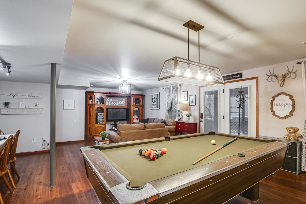 'foxes Den' w/ Hot Tub, Pool Table & Fire Pit!