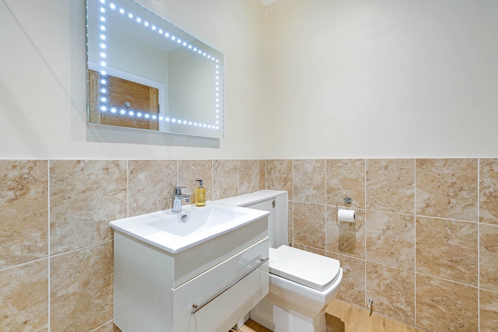 Luxury 3 Bedroom Apartment with Parking