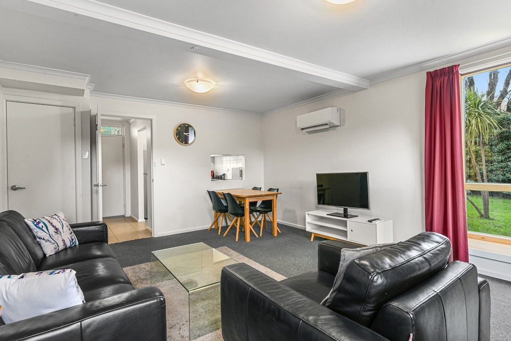 2-bed Townhouse Retreat in Sandy Bay With Parking