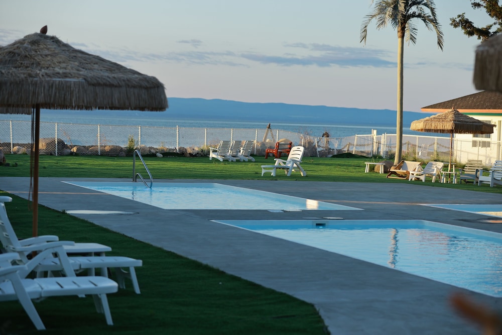 Hotel La Roche Pleureuse - Image 1