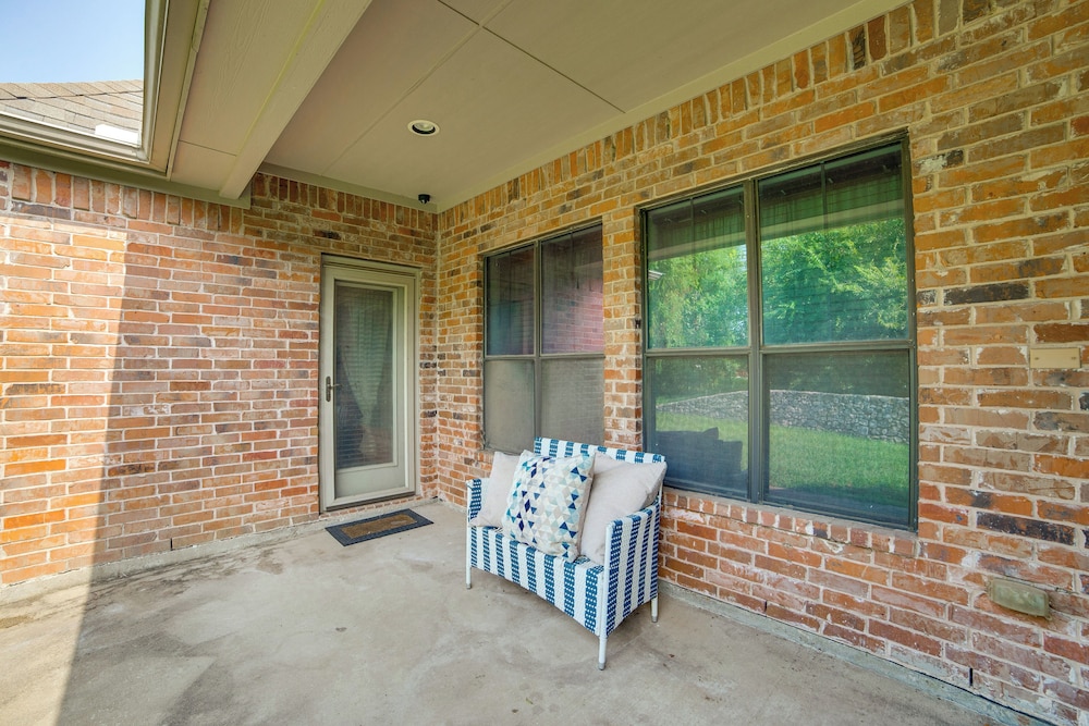 Spacious Texas Retreat w/ Community Pool